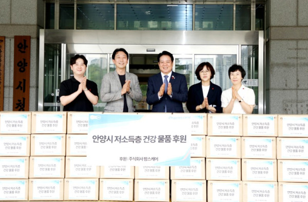 안양시는 10일 오후 2시 30분 (주)팜스케어로부터 오메가3 영양제 2천 개를 기부 받았다(사진 왼쪽 두 번째부터 순서대로 이현준 (주)팜스케어 대표, 최대호 안양시장).jpg