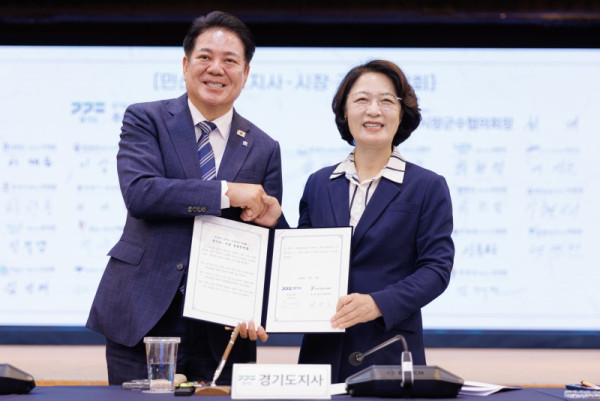 22일 오전 경기도경제과학진흥원에서 개최된 민선 9기 도지사 시장 군수 간담회에서 경기도 시군 공동선언문을 발표한 뒤 최대호 안양시장(왼쪽)과 추미애 경기도지사(오른쪽)가 악수하고 있다.jpg