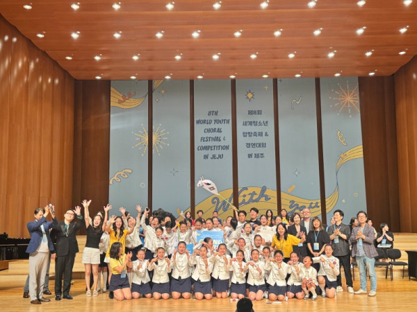 안양시립소년소녀합창단이 7월 17일 서귀포예술의전당에서 열린 제8회 세계청소년합창축제 경연대회 그랑프리를 수상하고 기념사진을 찍고 있다.jpg