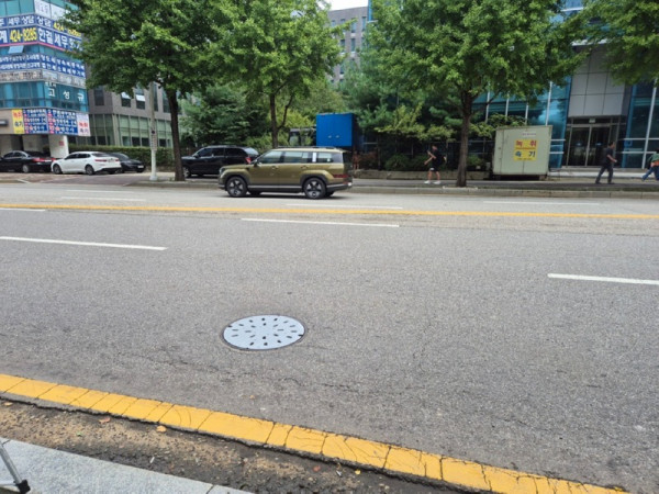 안양시 수원지법 안양지원 옆 도로에 설치한 맨홀충격방지구 실증 사진1.jpg
