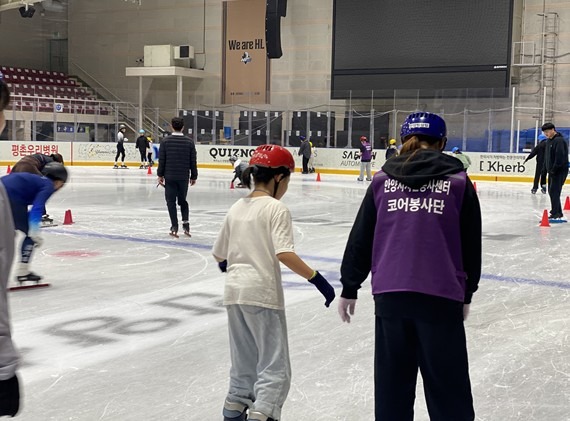 안양시자원봉사센터는 6일 안양종합운동장 빙상장에서 청년 코어봉사단과 취약계층 아동이 함께하는 스케이트 문화 체험을 진행한다고 밝혔다(2025년 활동사진)..jpg