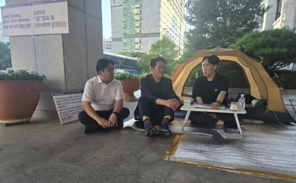 최대호 안양시장이 지난 30일 오후 6시 10분경 안양시의회 1층 현관 앞에서 단식 중인 곽동윤 시 의원을 방문했다.jpg
