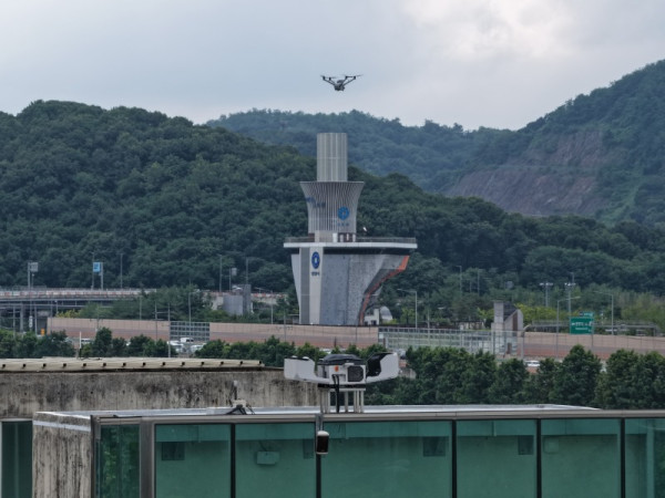 안양천생태이야기관 옥상에 설치된 무인 드론 시스템에서 인공 지능(AI) 자율 비행 드론이 이륙하고 있다.JPG