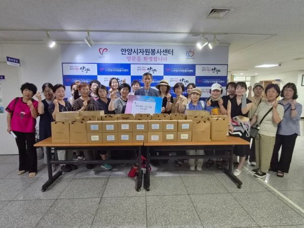 안양시자원봉사센터는 시원한 여름 안전한 안양 폭염 대응 캠페인의 일환으로 자원봉사자가 제작한 폭염예방키트 126개를 관내 행정복지센터에 전달했다고 10일 밝혔다.jpg
